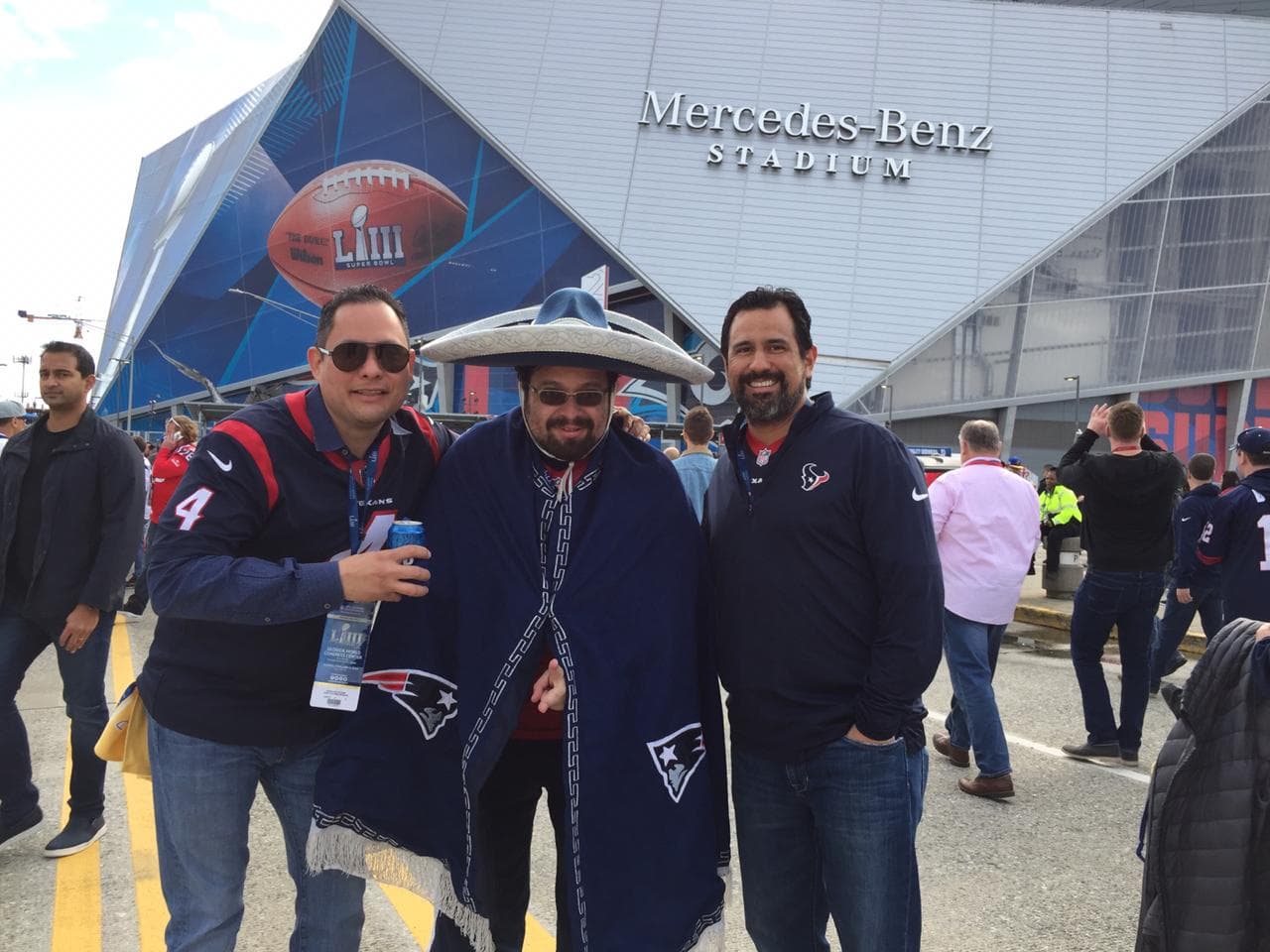 El mexicano más Patriota con sarape y sombrero de charro, presente en el Super Bowl LIII.