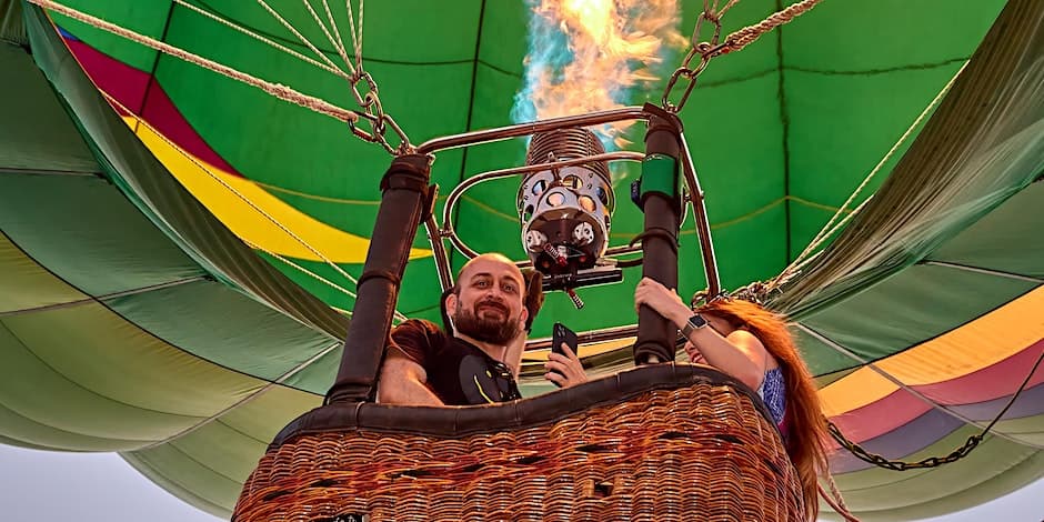 Como se ha venido realizando, Fredericksburg, Texas, es el escenario perfecto para tomar una copa de vino mientras presencias el gran espectáculo de ver estos enormes globos elevarse al cielo de Texas.
