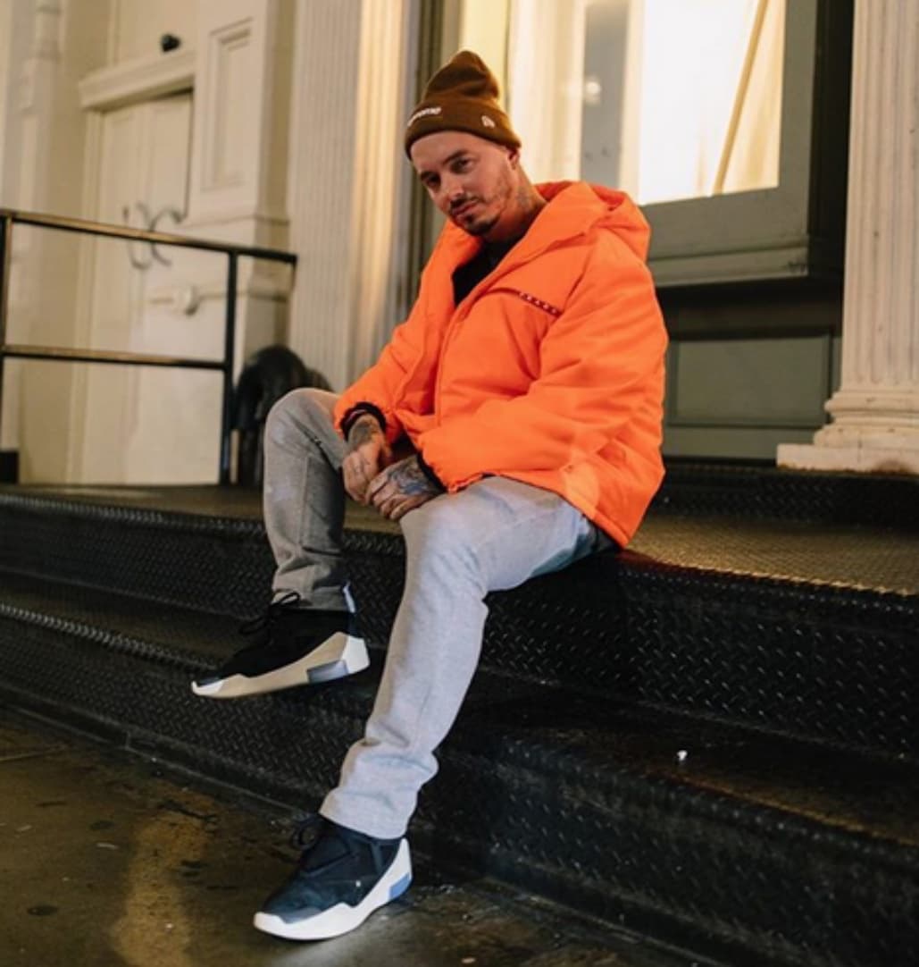 La chaqueta deportiva, buzo, 'hoodie' o campera con capucha; sea cual sea el nombre que se le de, es una prenda imprescindible entre muchos de 
<b><a href="https://www.univision.com/especiales/premio-lo-nuestro">los nominados a Premio Lo Nuestro</a> </b>dentro de la música urbana. A algunos les gusta tanto que no solo la usan en su vida cotidiana, también 
<b>la llevan hasta el escenario</b>.