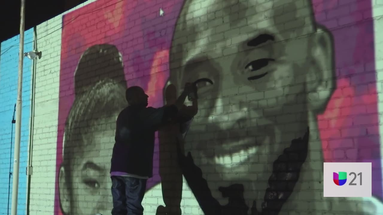 Artista de Fresno rinde homenaje a Kobe Bryant pintando un mural en el centro de la ciudad