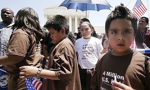¿Pierde la ciudadanía estadounidense mi hijo si me lo llevo a México? Respondemos tus preguntas de inmigración