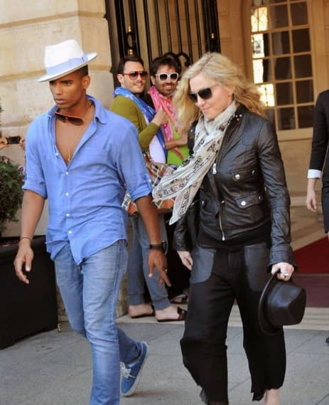 Su bailarín y ex pareja Brahim Zaibat demostró ser de aquellos que las prefieren maduras y con experiencia.