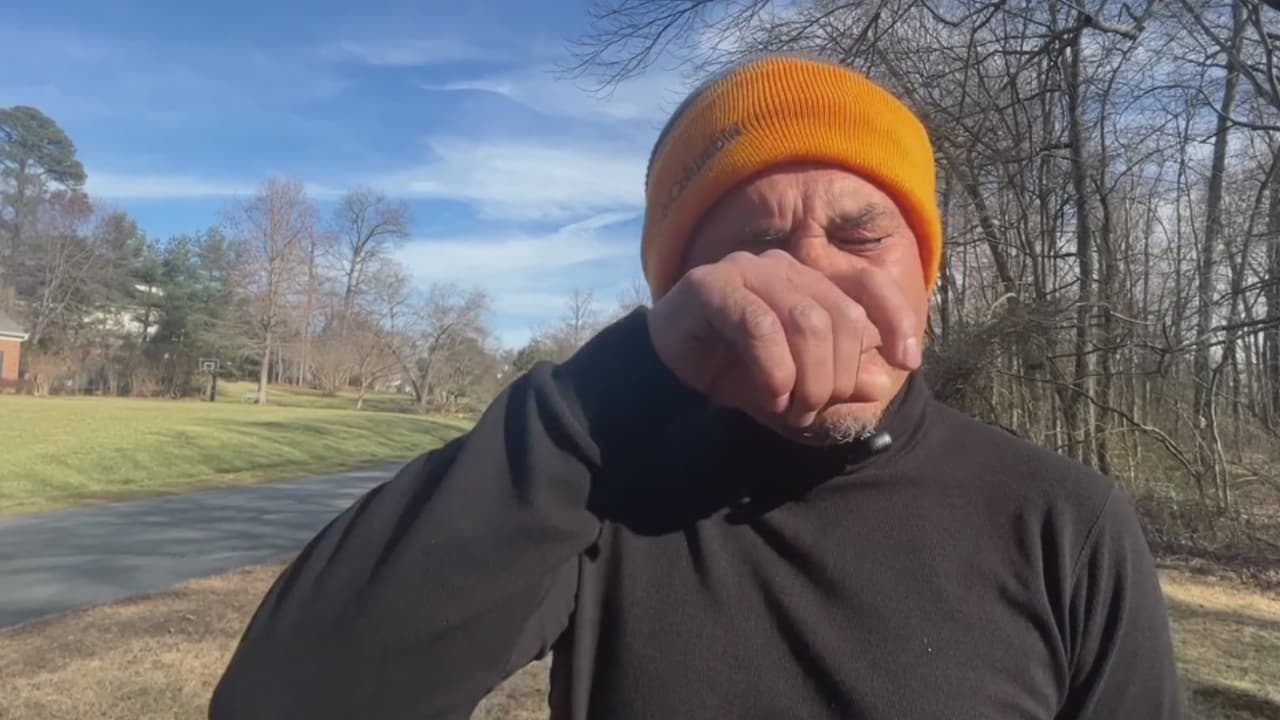 Llega a EEUU a acompañar a su hija en la universidad y lo desalojan por robo de salario