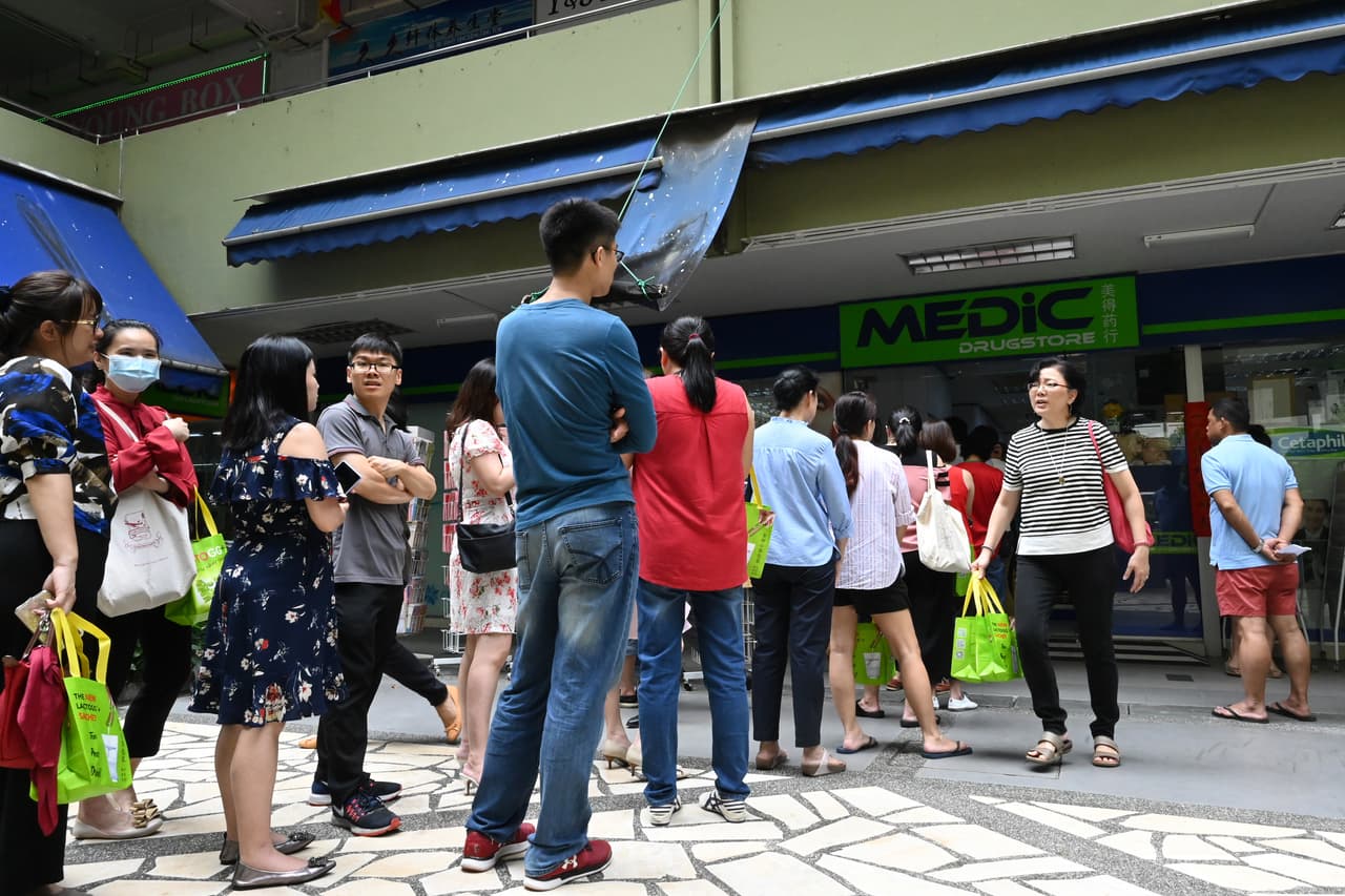 Procure tener suministros adicionales de artículos importantes a la mano como jabón, desinfectante para manos, pañuelos desechables y máscaras faciales desechables.
