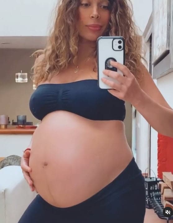 Esta fue la última imagen que compartió en su muro embarazada, con fecha del 12 de febrero, antes de informar que sus bebés habían nacido, en ese entonces Calderón tenía 34 semanas.