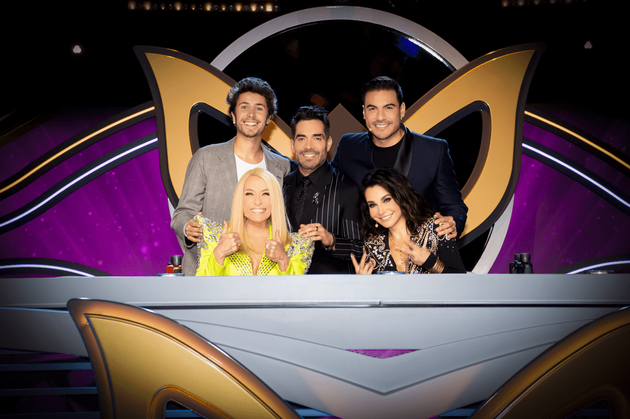 Nuestros investigadores y conductor iniciaron más que listos esta semifinal, con sus antenas sintonizadas para captar cada una de las pistas de los seis personajes que iniciaron esta novena gala.