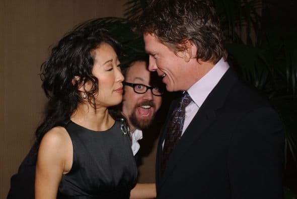 Qué tal Paul Giamatti que encontró un huequito para "robarle" la foto a sus compañeros de "Sideways" Sandra Oh y Thomas Haden Church. Más videos de Chismes aquí.