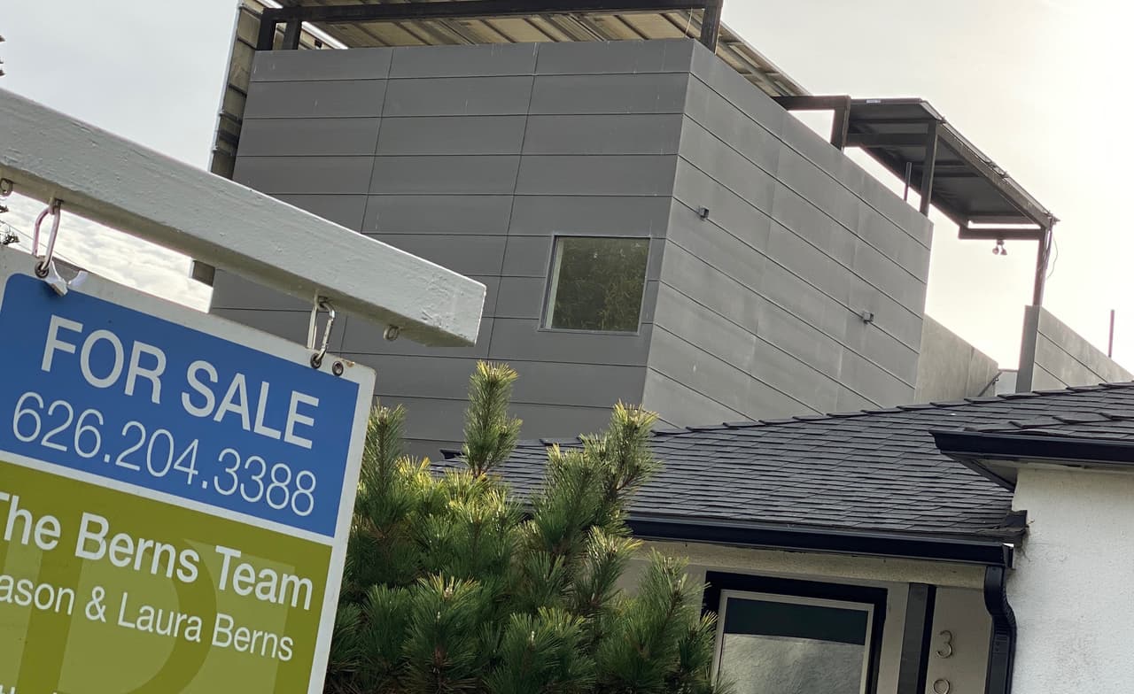 Así empezó su trayectoria en la industria de la propiedad raíz en California. Tras graduarse de la Universidad de Berkeley comenzó a indagar sobre cómo tener
<a href="https://www.univision.com/local/los-angeles-kmex/madre-soltera-cheque-de-estimulo-economico-negocio-california"> <u>libertad financiera</u></a>.