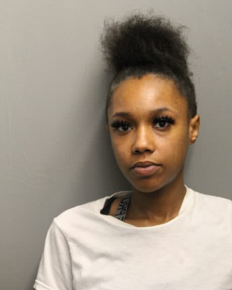 Mientras la policía investiga, los guardias de seguridad protegen las tiendas minoristas, decenas de ellas tapiadas. Y hay un llamado creciente para que los líderes electos hagan más.
<br>
<br>Arrestada: Erynn Sanders. Dirección del suceso: 1600 cuadra N. Wells st. - Distrito 18. Un cargo de delito grave de robo, un cargo de delito grave de saqueo.