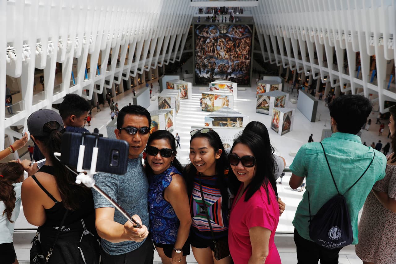 Las pinturas pueden ser observadas por los visitantes desde el segundo piso de la estación. "Hay pocas obras tan admiradas como las pinturas al fresco de la Capilla Sixtina", consideró Sanders. (Lucas Jackson/Reuters)
