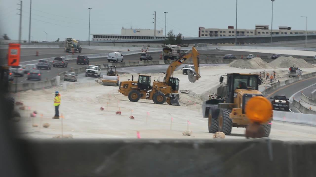 <h3 class="cms-h3-H3">CONTRA: Pero la economía no dejará de verse afectada</h3>
<br>Aunque no hay duda de que el medio ambiente se beneficiará con una contracción importante en la demanda de combustibles fósiles, también es cierto de que dicha contracción tendría efectos severos no solo en las economías de los países dependientes de la extracción petrolera, sino también de aquellas que dependen de los impuestos al uso de estos combustibles para el financiamiento de la construcción y el mantenimiento de obras públicas. 
<br>
<br>
<b>Imagen</b>: En Estados Unidos la construcción y mantenimiento de obras de vialidad como la expansión de la autopista estatal 826 en Miami, es financiada en gran parte por impuestos al combustible.
<br>