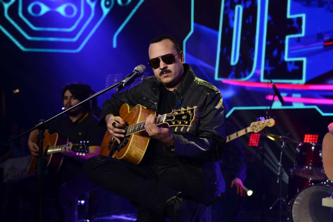 Cuando no están frente a la cámara, los famosos hacen de todo, lo malo es que no se dan cuenta que nuestra cámara indiscreta anda alerta y los está viendo. Así fue como captamos a jueces y capitanes en el detrás de cámaras.