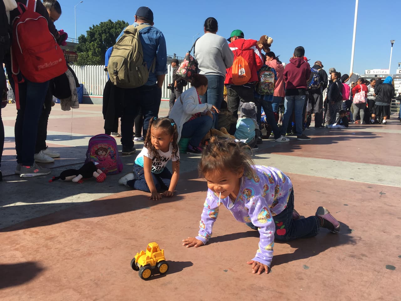 El último grupo de la caravana migrante entra a Estados Unidos