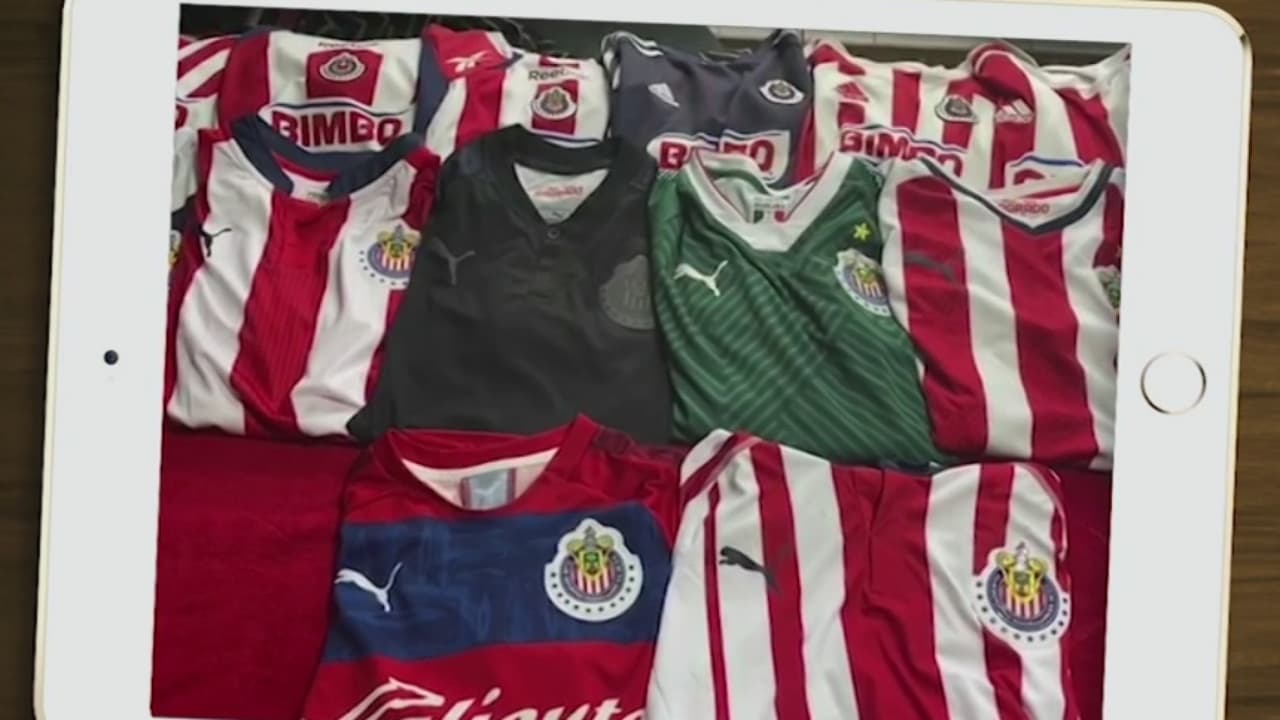 Rogelio Castillo enseña las 19 camisetas que tiene del Guadalajara, elige la que más le gusta y dice el porqué.