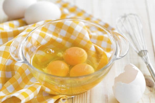 Bate los huevos y agrégalos. Cocínalos hasta que estén bien hechos. Condimenta con sal y pimienta.