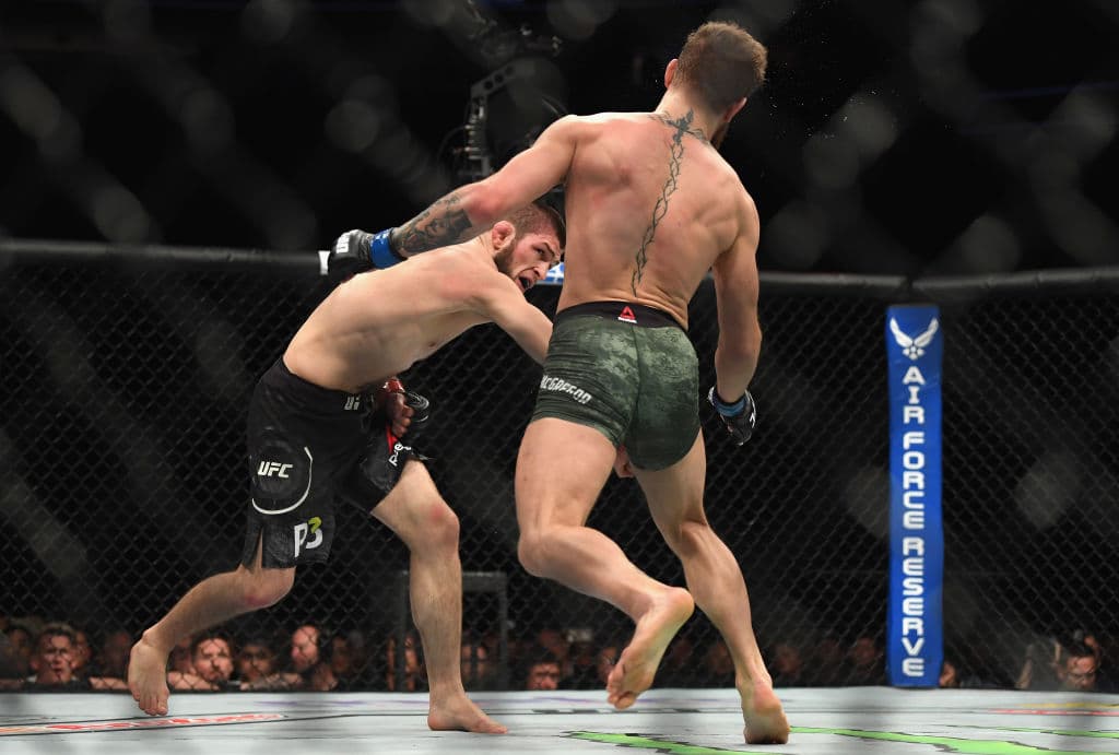 Conor McGregor (de espalda) sufrió el rigor del poderío físico de Khabib y su precisión en los golpes.