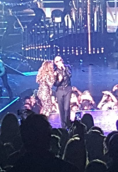 Y luego llegó otra de las grandes sorpresas de la noche, subió al escenario el rapero Pitbull, con quien encendió el escenario. Los fans compartieron sus fotos en redes sociales.