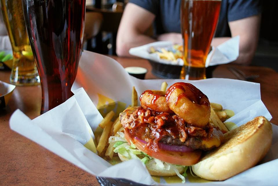 Buffalo Wild Wings Dirección: 3651 Weslayan St Suite 210, Houston, TX 77027 Teléfono: 713-581-7955