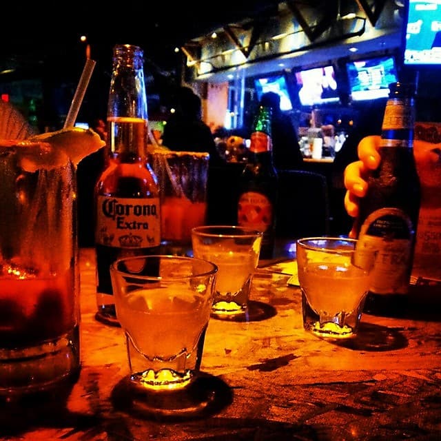 Para poder gritar “¡Gol!” con la boca llena de delicioso ceviche y quesadillas de pollo con riquísima salsa, no tienes que ir tan lejos. En Ojos Locos te atenderán atractivas jóvenes mientras le das una tarjeta roja al hambre.