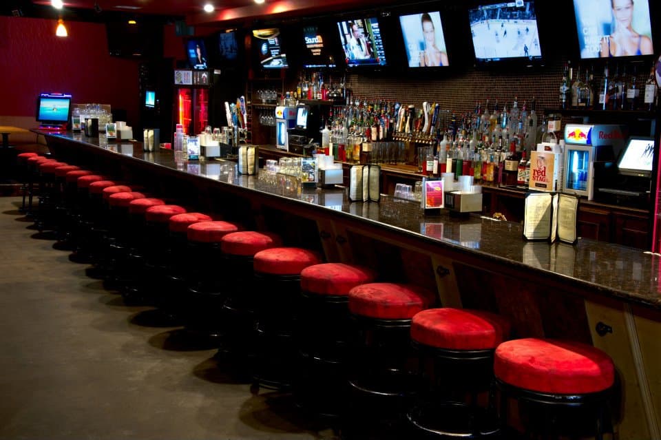 Cuidado con la gula en Pub Fiction, porque entre los DJ que mezclan, la cerveza fría y las happy hours, ¡jamás querrás salir de ahí! Lo importante es que disfrutes con quien más quieras de un rato agradable entre gritos, goles y balonazos.