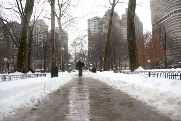 Imagenes de personas que salieron sin importar la tormenta de nieve en Filadelfia. Febrero marcó un récord de nieve que no se ha visto en 150 años..