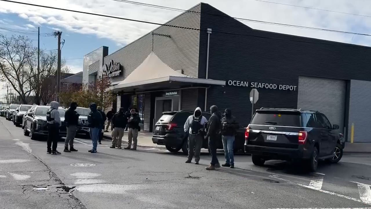 Reportan al menos 15 trabajadores detenidos durante redada en mercado de mariscos en Newark