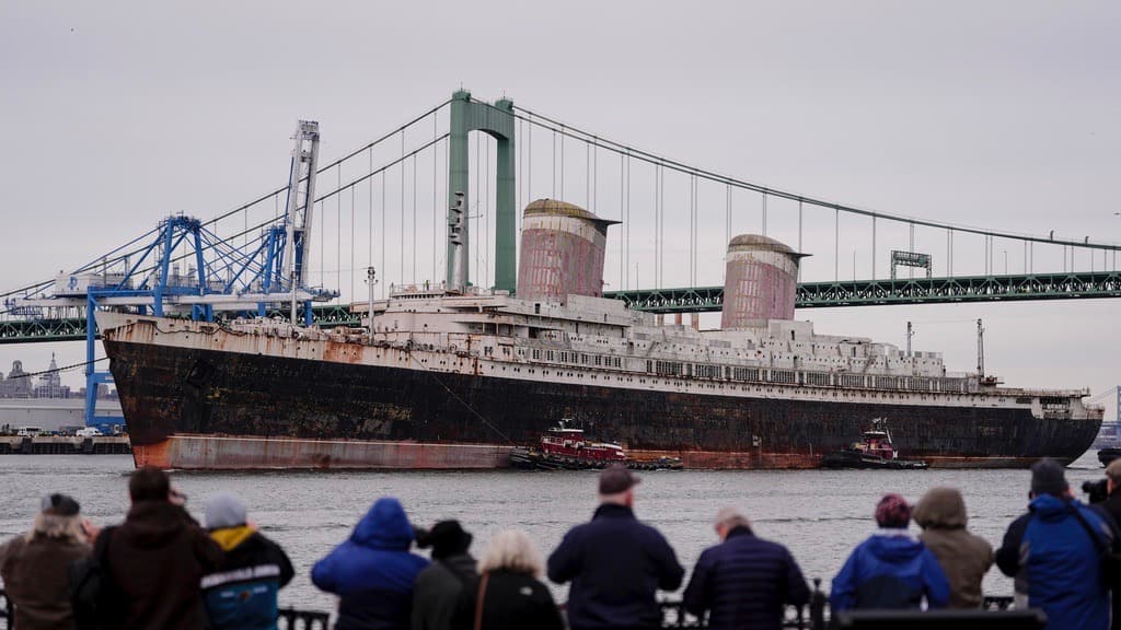 El SS United States es remolcado por el río Delaware entre Pensilvania y Nueva Jersey, desde Filadelfia, el miércoles 19 de febrero de 2025.