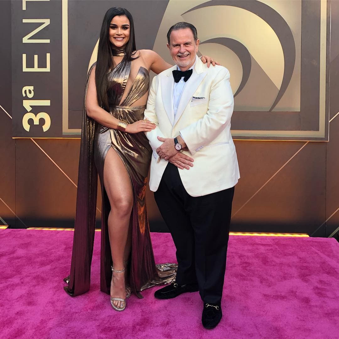 Raúl de Molina y Clarissa Molina llevan una estrecha relación casi como de 
<b><a href="https://www.univision.com/shows/el-gordo-y-la-flaca/la-relacion-de-clarissa-y-raul-de-molina-es-como-de-padre-a-hija-y-asi-lo-han-expresado-fotos" target="_blank">padre e hija</a></b>, lo cual demostró la presentadora con la respuesta que le dio a El Gordo.