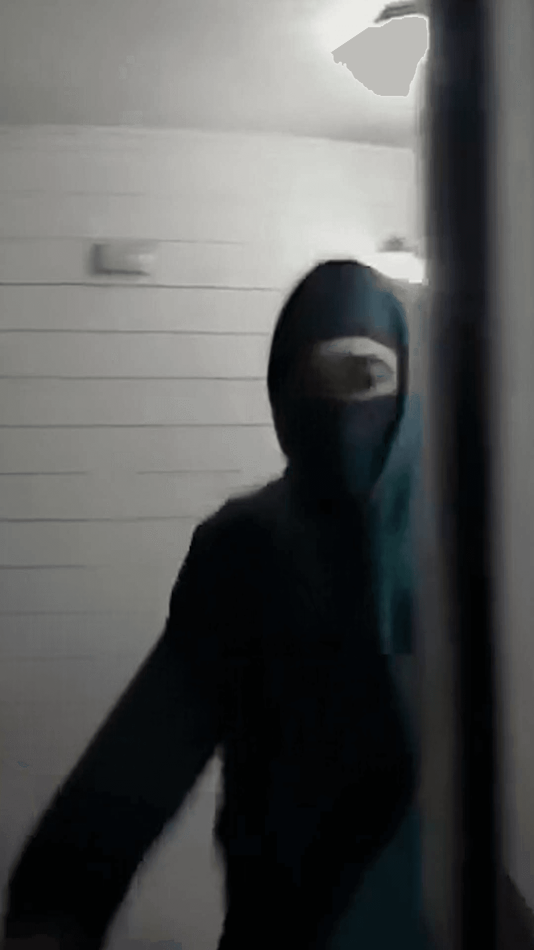 Un hombre enmascarado intenta colarse a un departamento