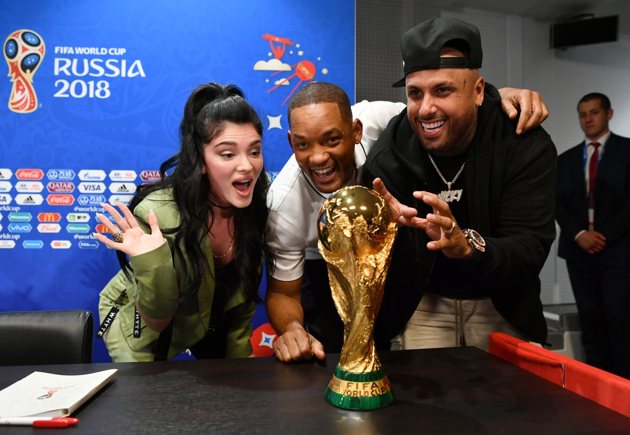 Pero eso no fue obstáculo para que los artistas disfrutaran del momento, aunque quien se robó la mayor cantidad de aplausos fue el exfutbolista brasileño, Ronaldinho, quien sorprendió con su llegada.