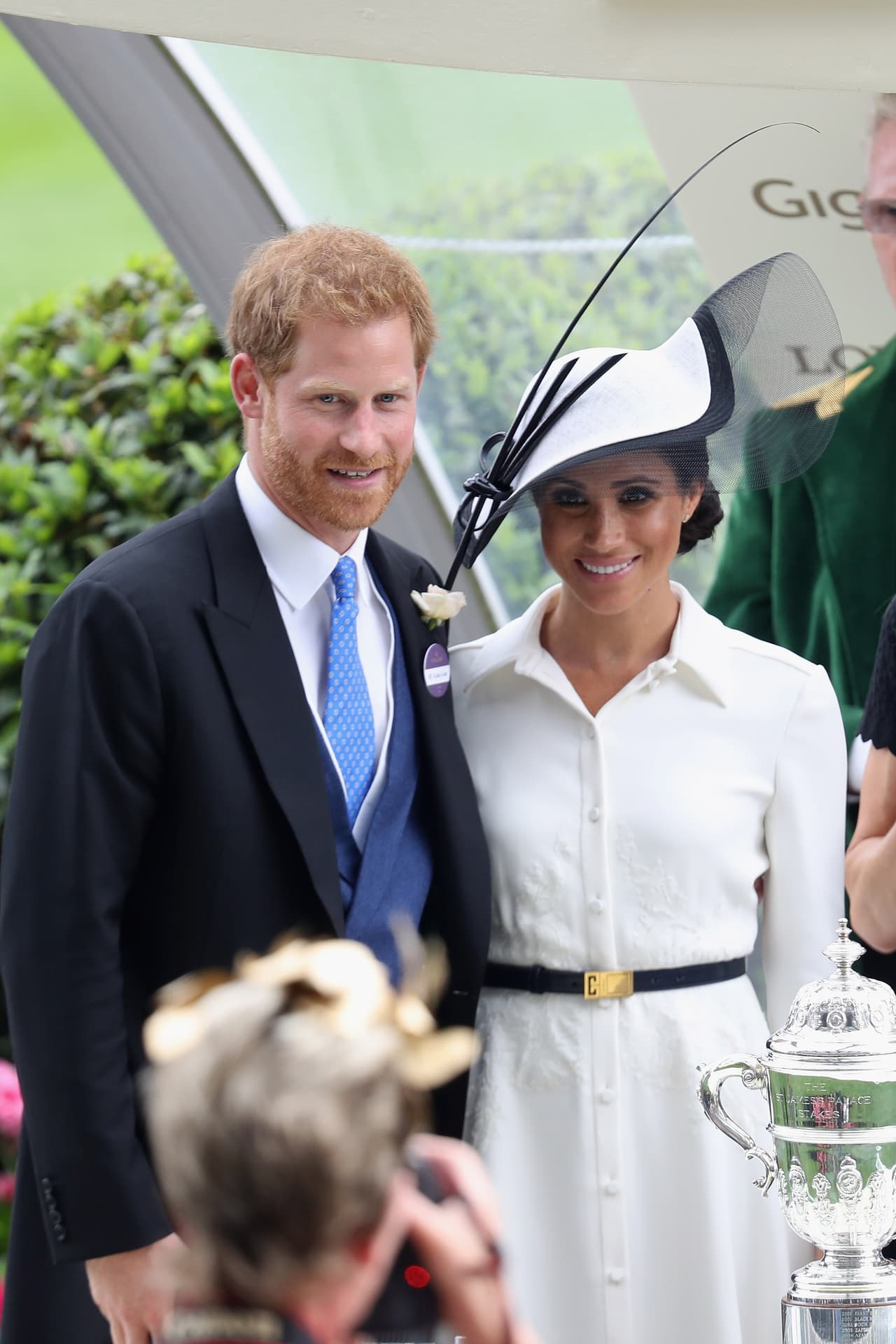 No obstante, eso no detuvo el amor que siente Harry por Meghan, quien renunció a la actuación y a los vestidos ajustados y escotados que antes lucía en las alfombras rojas. La duquesa de Sussex ahora está adaptándose a los rígidos códigos de vestimenta reales y actualmente la vemos con conjuntos más recatados y en colores neutros.