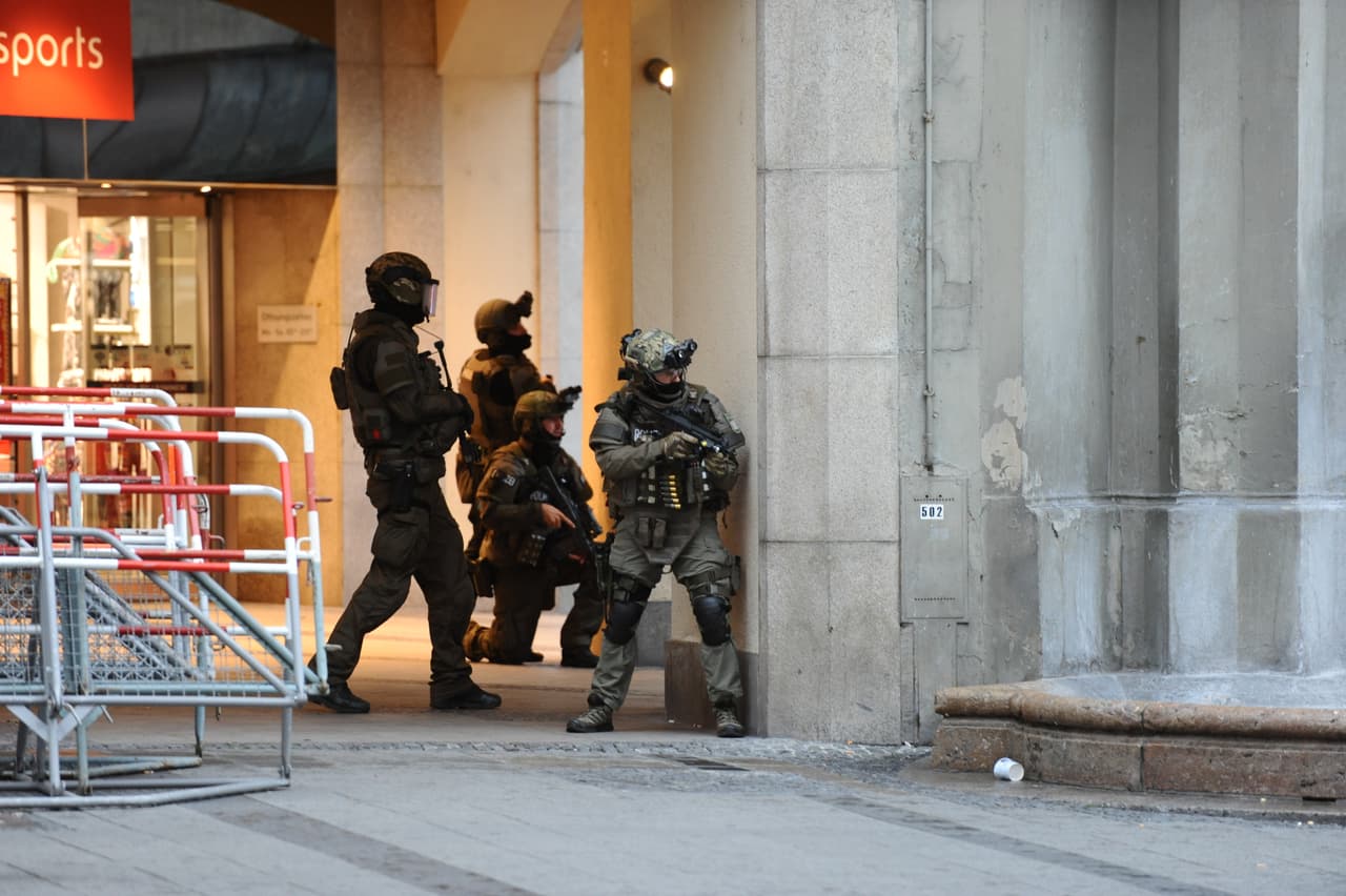 Fuerzas policiales fuertemente armadas fueron desplegadas en una plaza cercana al centro comercial donde ocurrió el ataque. (Andreas Gebert/dpa via AP)