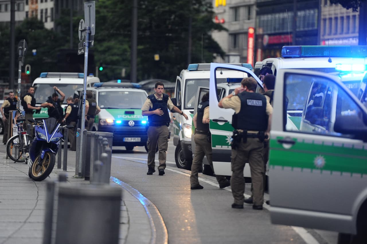Al menos seis personas murieron tras el ataque a tiros efectuado por múltiples atacantes en Münich, informó la policía, que dijo tener "suficientes" agentes desplegados en las calles. (AP Photo/Marc Kleine-Kleffmann)