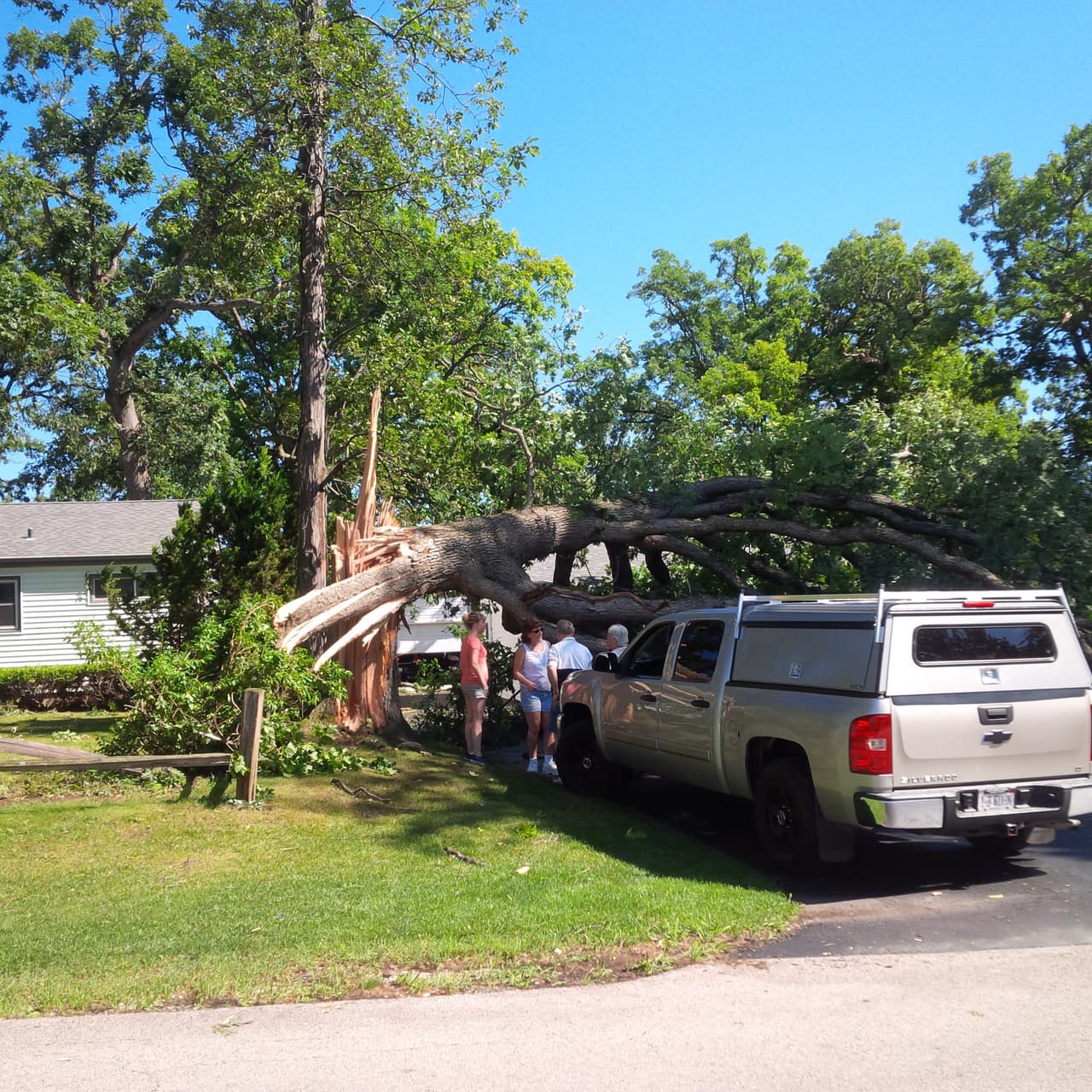 Mira las imágenes de los destrozos que causó un tornado a su paso por el suburbio de Grayslake, Chicago.