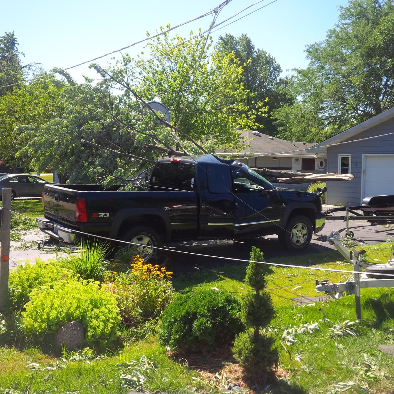Mira las imágenes de los destrozos que causó un tornado a su paso por el suburbio de Grayslake, Chicago.