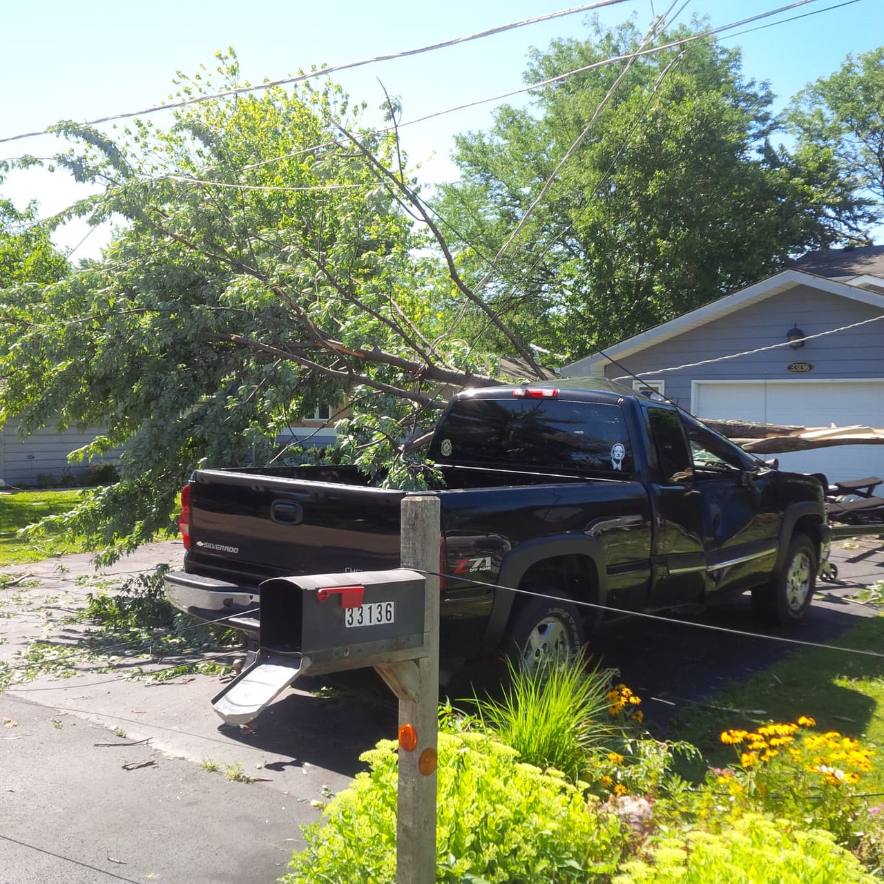 Mira las imágenes de los destrozos que causó un tornado a su paso por el suburbio de Grayslake, Chicago.