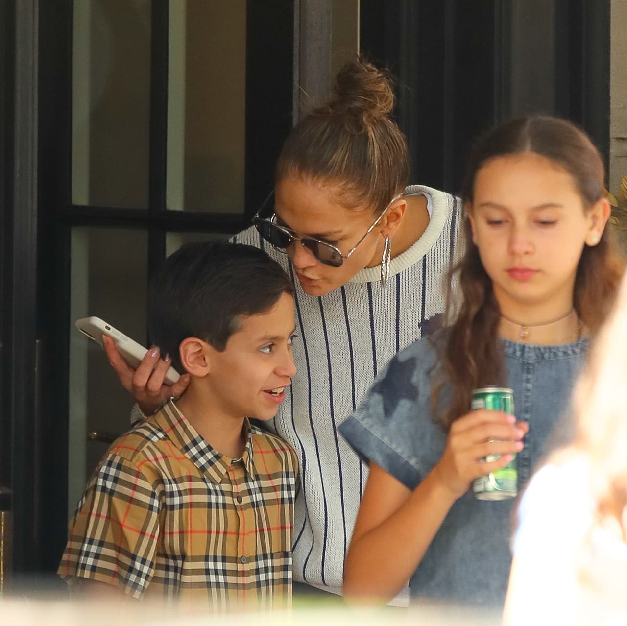 "Pero 
<b>lo que necesitan es distanciarse un poco</b>", comentó, "ya sabes, es como: 'Es mi vida. Tengo mi propia identidad. Soy quien soy. Así es como me siento acerca del mundo. Esto es lo que pienso'".
<br>