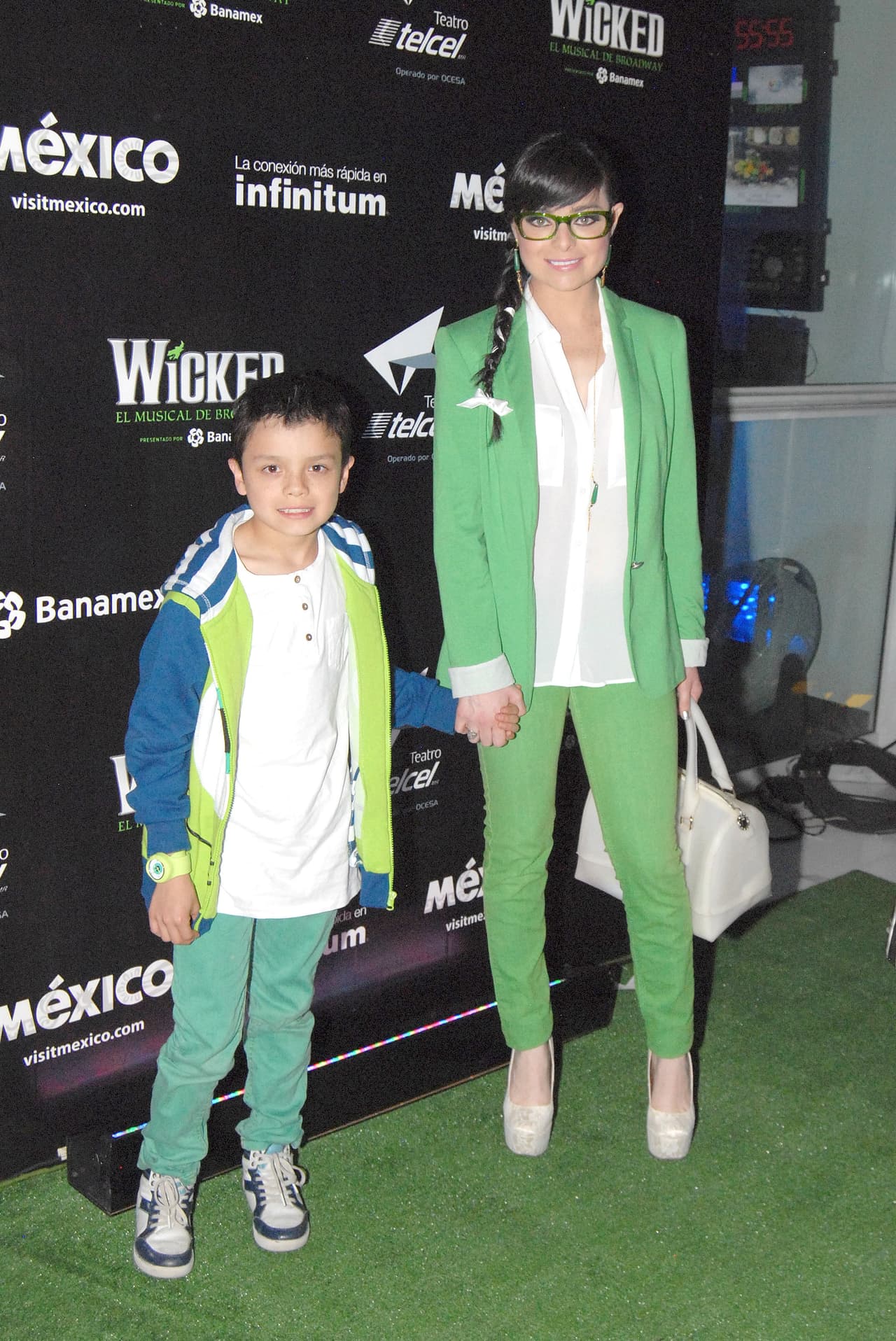 "Me gusta que Omar sea un niño educado y que se sienta orgulloso de mí", dijo la actriz a la revista '
<b><a href="http://www.quien.com/">Quién</a></b>'. 
<b><a href="http://www.univision.com/temas/violeta-isfel">Violeta</a></b> se caracteriza por ser una mujer trabajadora, a sus 32 años de edad ha participado en casi 30 proyectos artísticos.