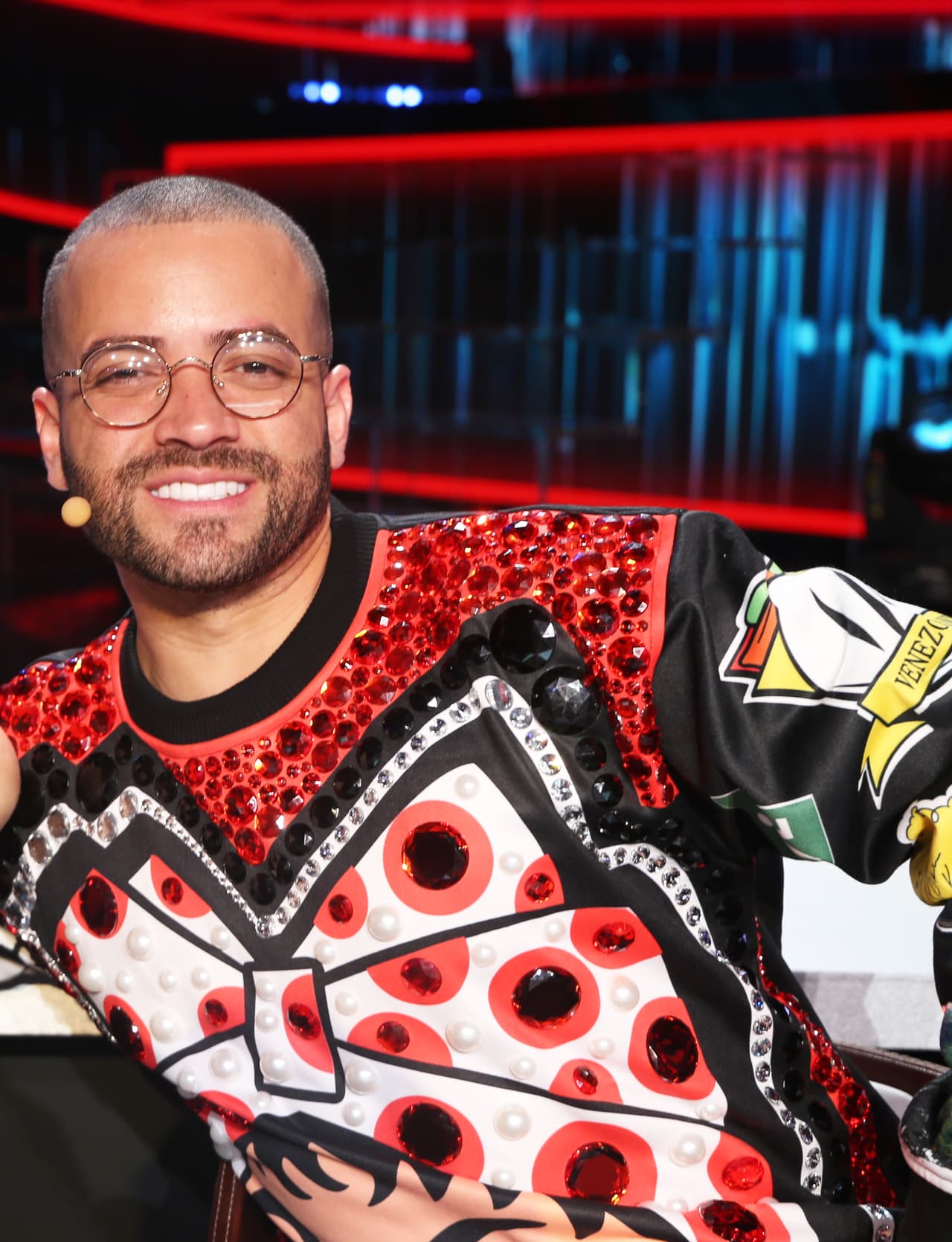 Bracci confecciona sweaters con imágenes icónicas de Venezuela. Este diseño en particular está encrustado con piedras y es la imagen de la marca de comida 'Harina Pan' (la de las arepas).