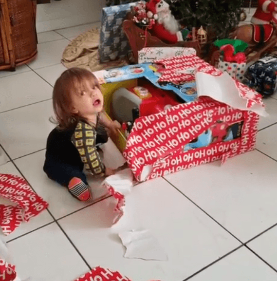 En la pasada Navidad, Sebastián recibió muchos regalos y jugó con ellos al pie de su árbolito.