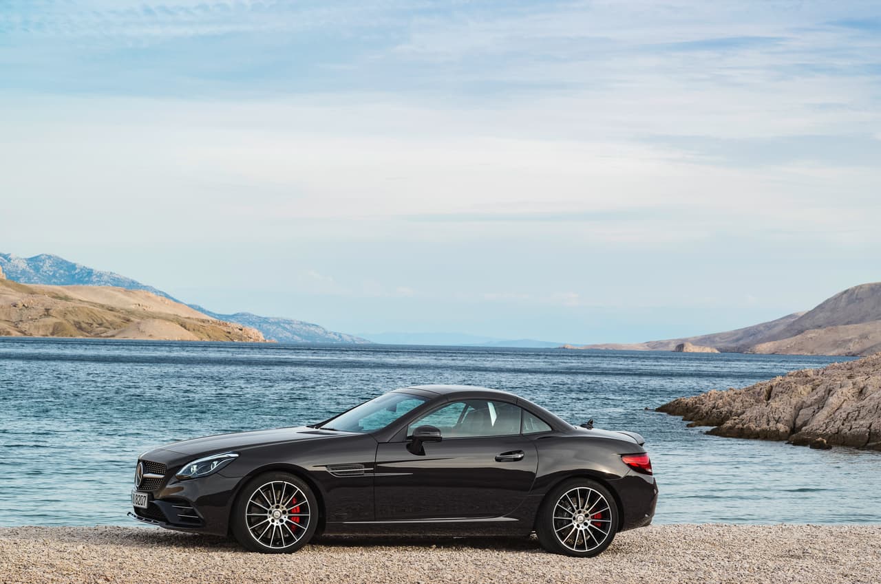Las hermosas líneas del Mercedes-AMG SLC43 2017 se hacen evidentes en esta imágen