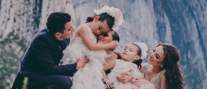 Karla Luna aparece rodeada de sus cuatro retoños. Antes de irse de este mundo la 'comare morena' de 'Las Lavanderas' pidió como última voluntad que sus hijos permanecieran juntos.