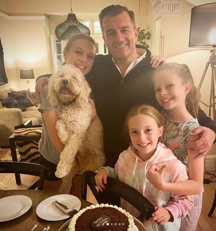 La comunicadora considera que el mensaje de Alex no tenía tintes románticos: "Simplemente le gustan mis videos… 
<b>Estoy felizmente casada</b>", agregó en el show que conduce.
<br>