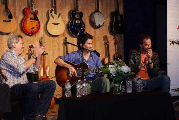 El cinco veces ganador del Latin GRAMMY y ganador de un GRAMMY, Jorge Villamizar, sacó su guitarra y tocó un poco.