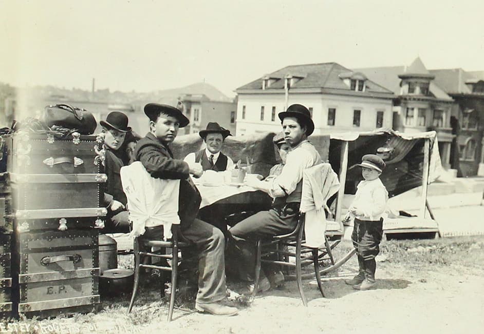 Cinco adultos y dos menores se reúnen alrededor de una mesa.