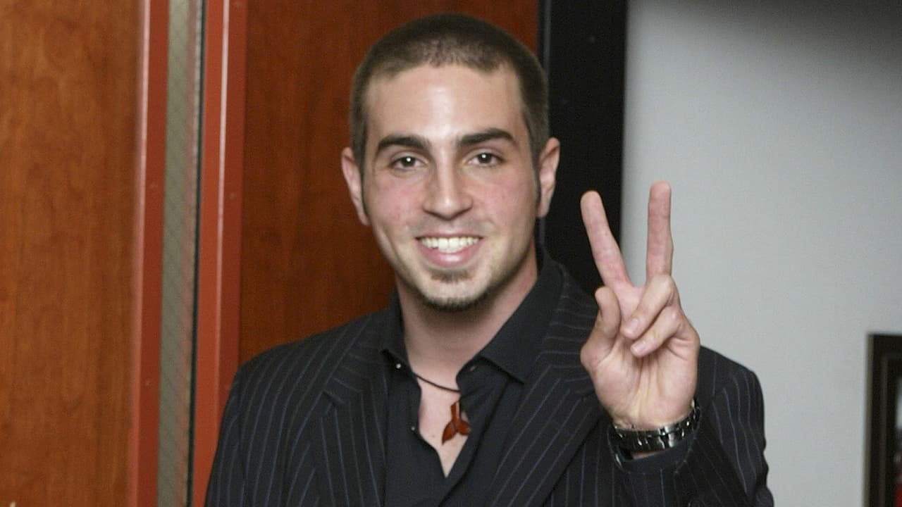 Wade Robson testificó en 2005 a favor de Michael Jackson en un juicio que le hacían por varios cargos de abuso sexual infantil, en el que fue declarado inocente.