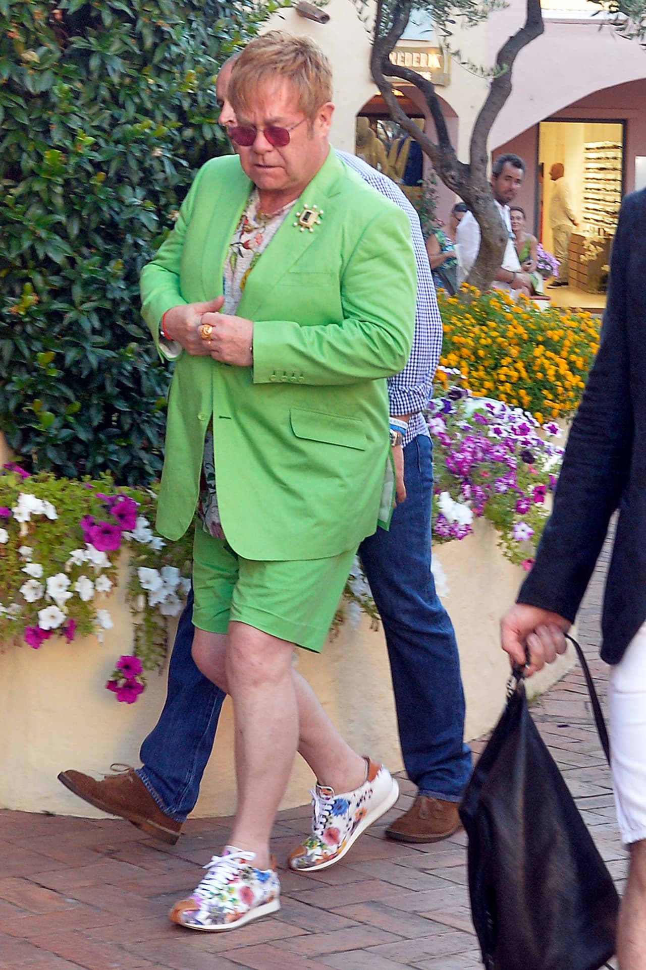 Además de utilizar pedrería, terciopelo y colores brillantes en su ropa, el músico se ha vestido con ropa de mujer.