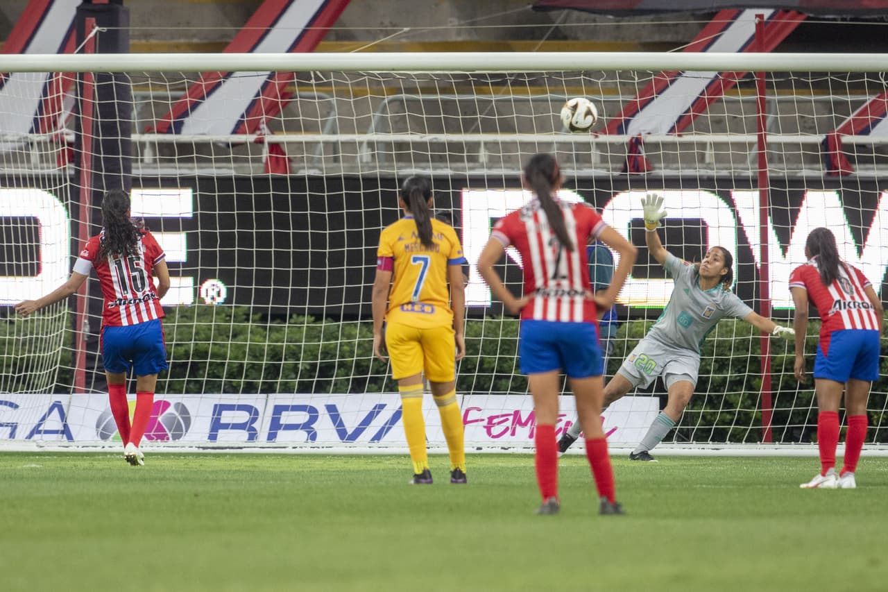 Tigres logró un frenético triunfo ante Chivas para llevarse un gol de ventaja en la Final de Ida de la Liga MX Femenil.