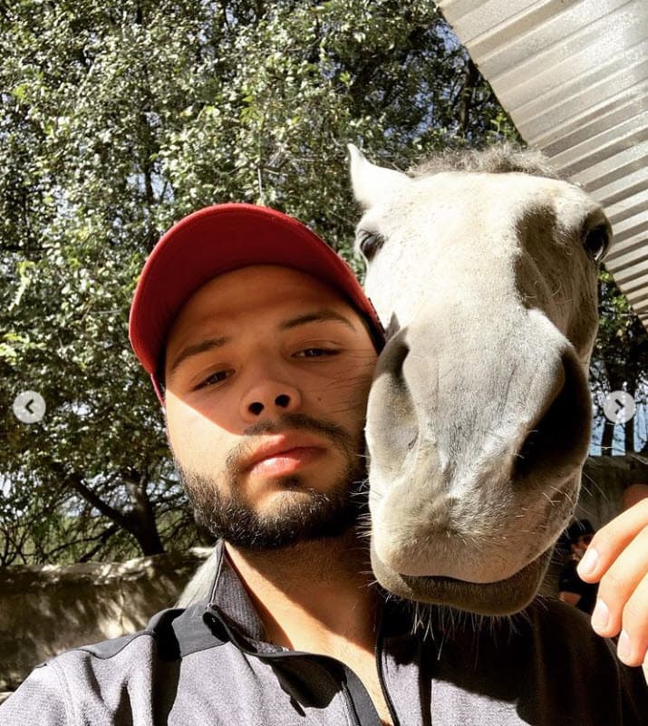 Además, el hijo de Pepe Aguilar es amante de los animales y disfruta cuidando de sus caballos y perros.
<br>