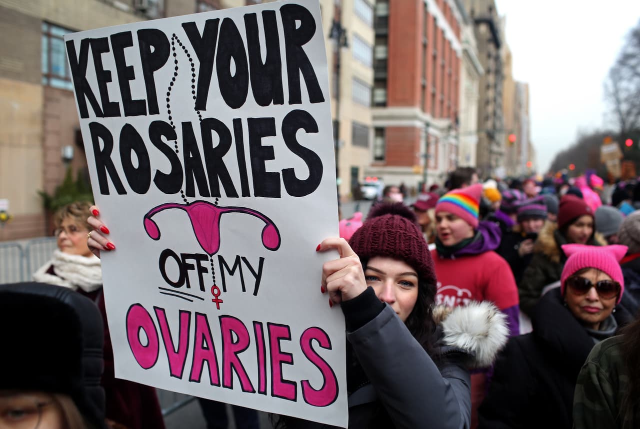 Otra manifestante llevó una pancarta en la que se leía: "Manten tus rosarios fuera de mis ovarios", en aparente rechazo a las leyes impulsadas por grupos religiosos que retringen el aborto y otros derechos reproductivos.